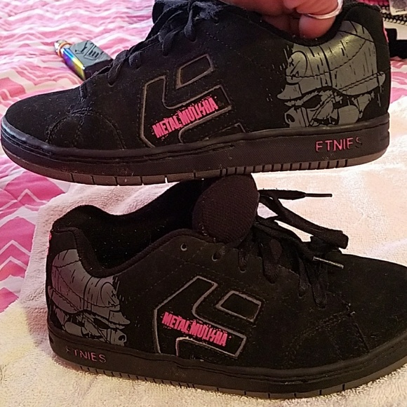 black and pink etnies